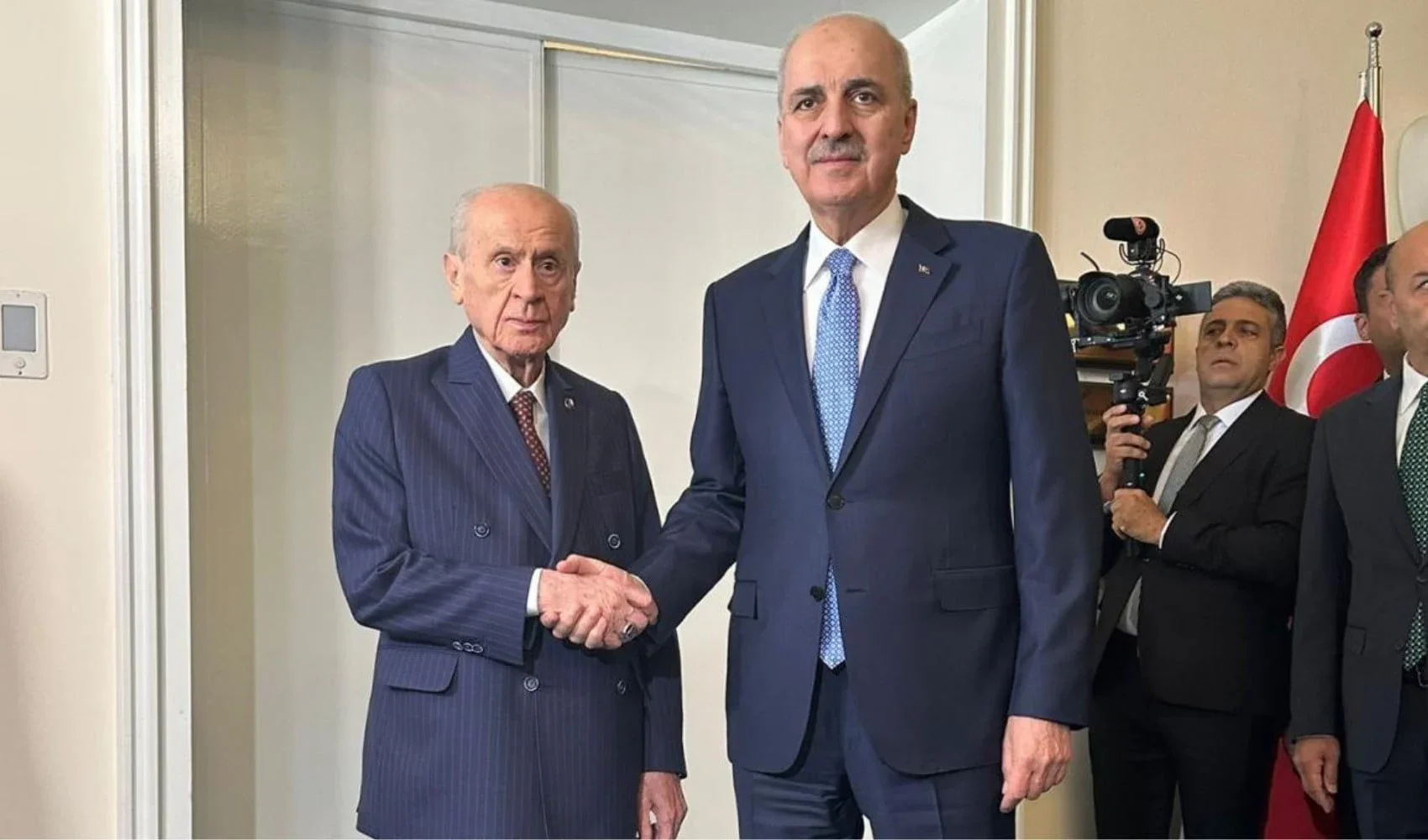 Bahçeli’den Kurtulmuş’a tarihi tablo hediyesi!