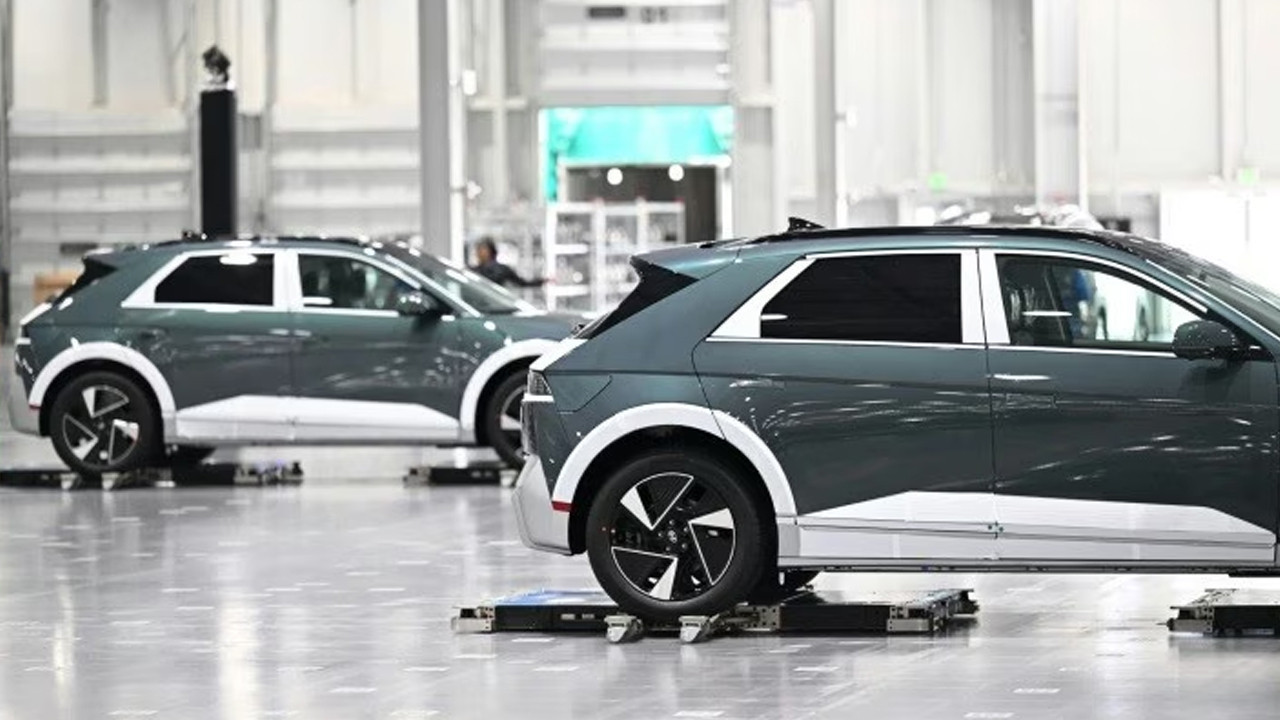 Otoparklarda yeni dönem: Araçları kendi taşıyan park robotlarını test edilmeye başlandı