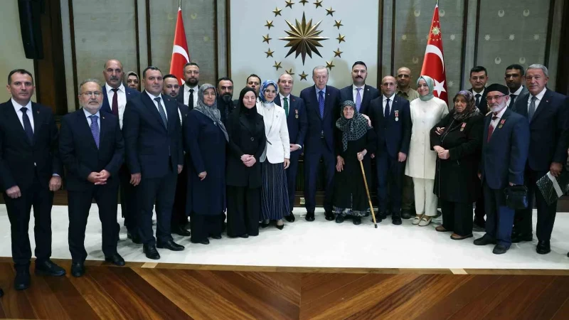 Cumhurbaşkanı Erdoğan şehit ailelerini kabul etti: Türkiye’yi bu sıkıntıdan ebediyen kurtaracağız